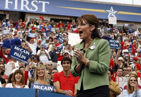 Nadeel as, kdy je nezbytné sundat rukaviky, ekla Palinová tisícm stoupenc v kalifornském Carsonu.