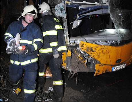 Autobus sjel ze silnice a pevrátil se na bok.