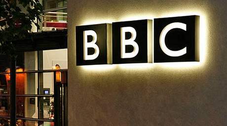 Jsme velmi zklamáni, e posluchai si u nenaladí nae nestranné a nezávislé vysílání, posteskl si Richard Sambrook z vedení BBC.