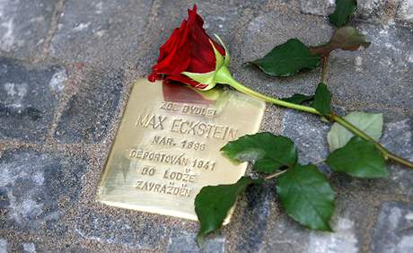 První pamtní kámen pro ob holokaustu Maxe Ecksteina, jeho ivot skonil v koncentraním táboe v Lodi.