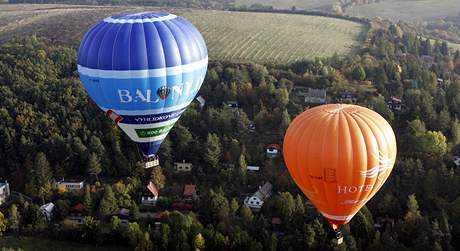 Premirov let nejvtho balonu u ns (vlevo)