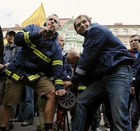 Demonstrace policist a hasi ped ministerstvem vnitra v íjnu 2008.