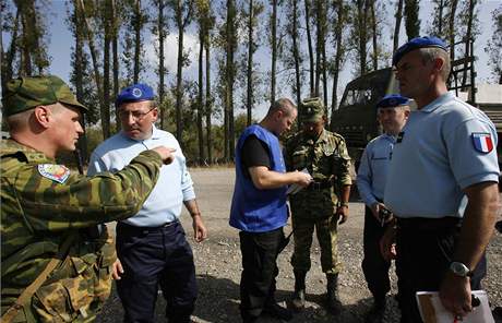 V Gruzii psobí krom OBSE i mise EU. Její písluníci dohlíeli na stahování Rus z nárazníkových zón.