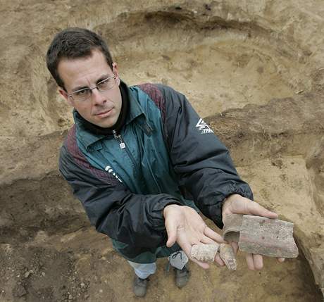 Jií Kála s úlomky moravské malované keramiky z 4000 let ped naim letopotem