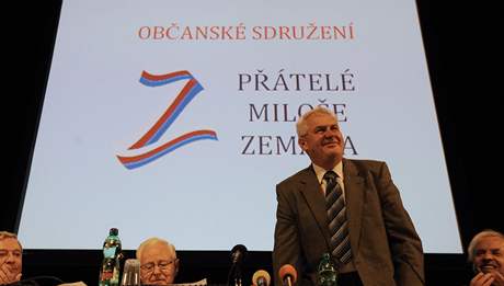 Milo Zeman pijel na setkání sdruení Pátel Miloe Zemana.
