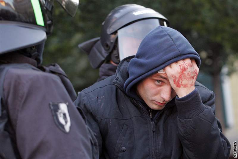 Policie zadrela asi stovku fanouk. Ty nejagresivnjí z nich pedvede, ostatní si "prolustruje".