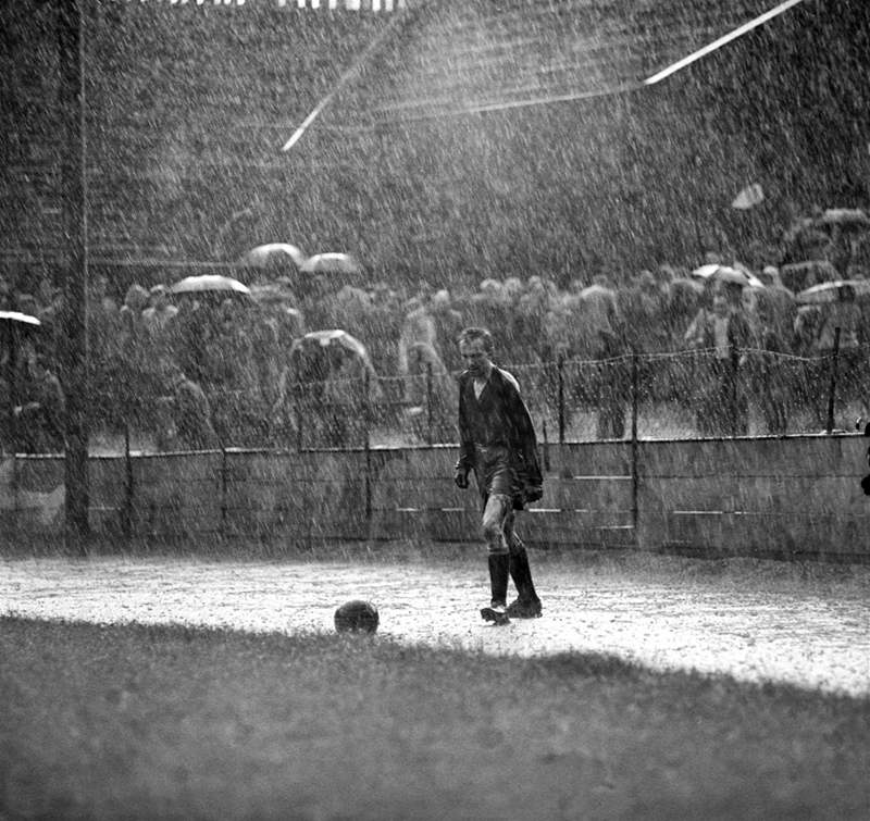 BRANKÁ A VODA. Fotografie Stanislava Tereby vyhrála ped plstoletím sout World Press Photo. Dnes je hlavním tahákem výstavy Sport Foto 2008.