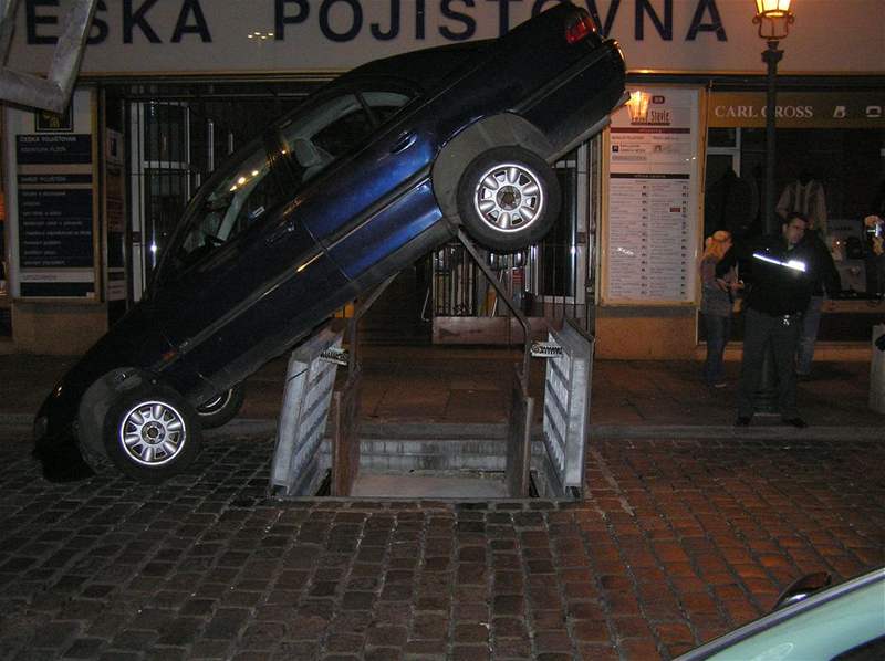 Opel vyzdviený výtahem na námstí Republiky v Plzni (8.10.2008)