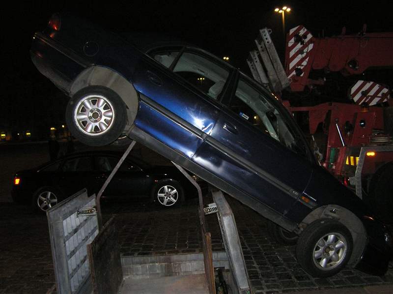 Opel vyzdviený výtahem na námstí Republiky v Plzni (8.10.2008)