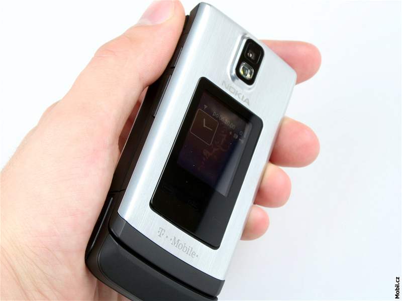 Nokia 6650 skvle vypadá a navíc perfektn sedne do ruky.