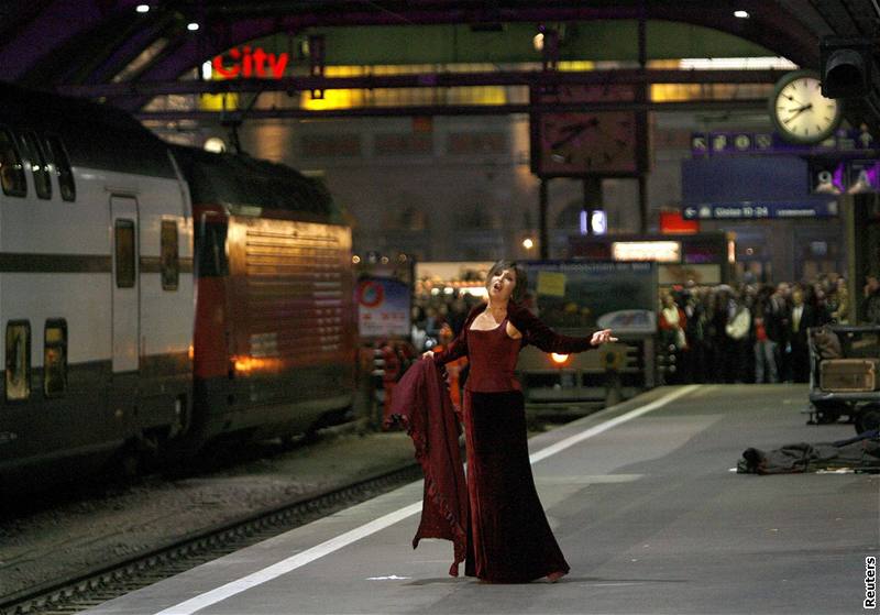 Verdiho La Traviata rozeznla halu curyského hlavního nádraí.