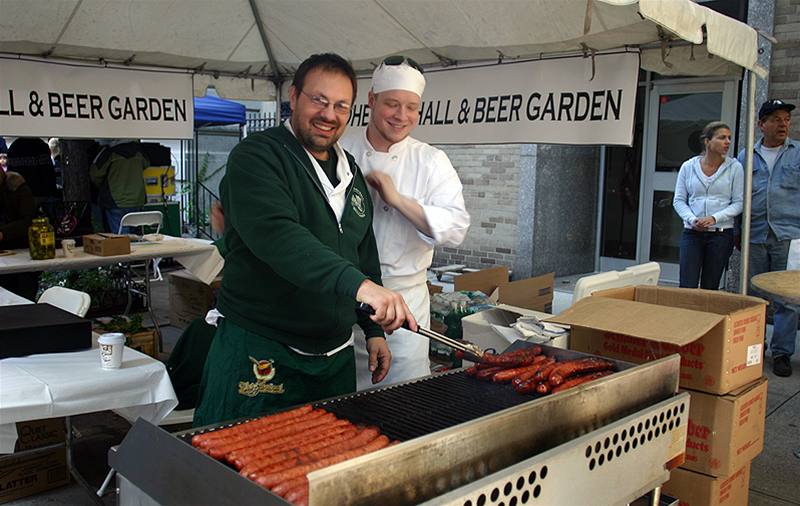 Czech Street Festival 2008 - stánek slavné eské hospody v Queensu Bohemian Hall and Beer Garden