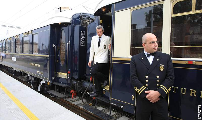 Orient Express eká v Beclavi na výmnu lokomotivy