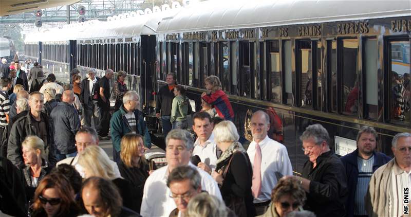 Orient Express dnes dorazil z Vídn do Prahy. Na smíchovském nádraí ho obdivovaly desítky zvdavc