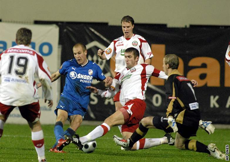 Fotbalista Mladé Boleslavi Mendy v boji o mí ped píbramským Plekem.