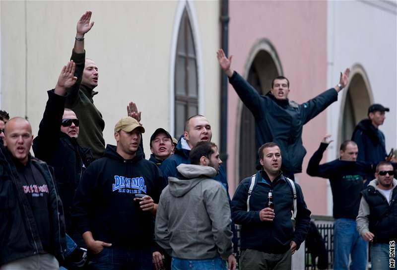 Policie zadrela asi stovku fanouk. Ty nejagresivnjí z nich pedvede, ostatní si "prolustruje".