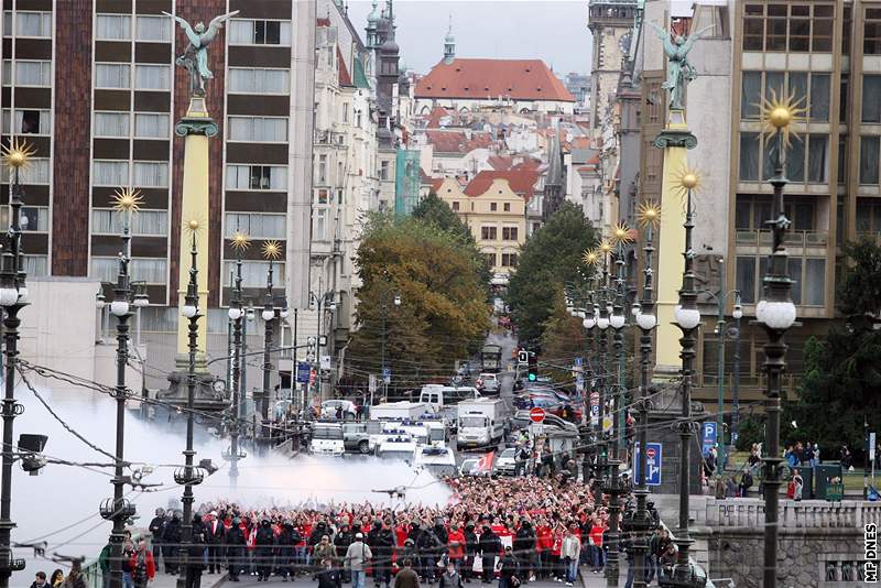 Stovky slávist se vydaly na zápas z Edenu na Letnou pky centrem Prahy.