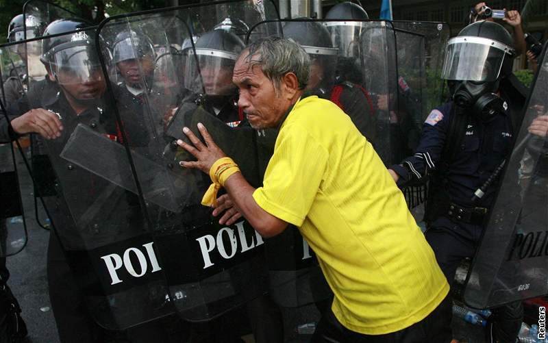 Bangkocká policie rozehnala protivládní demonstraci slzným plynem.