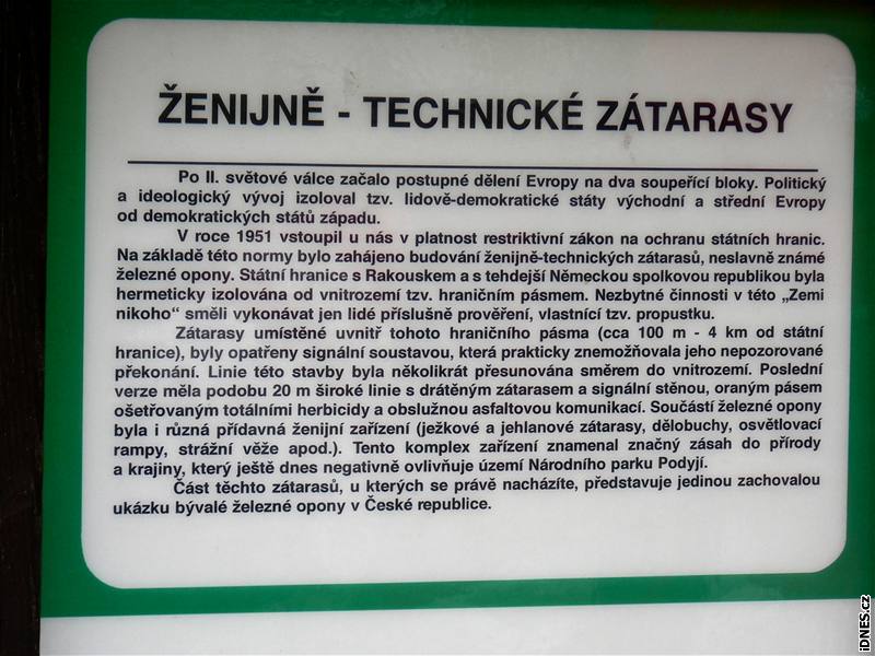 V íov dodnes uvidíte stovky metr ostnatých drát z totalitních as elezné opony.