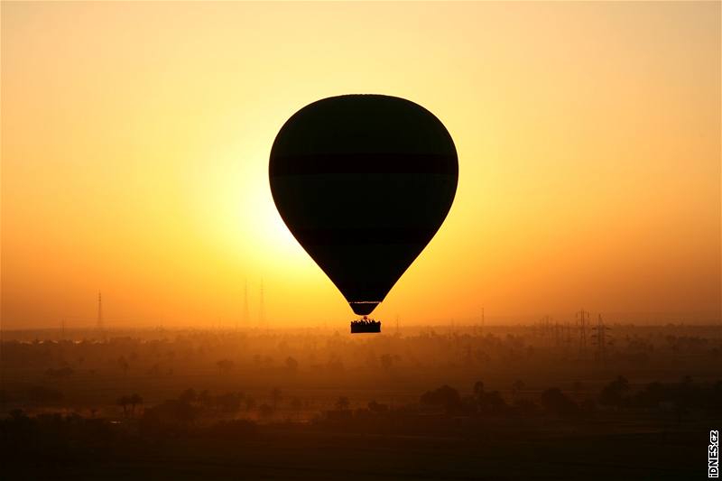 Výhled z balonu nad Nilem pímo do lonic místních obyvatel