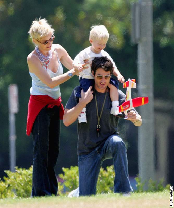 Sharon Stone a její exmanel Phil Bronstein na procházce se synem
