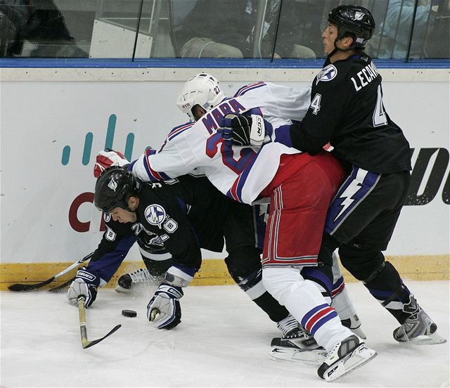 Paula Maru (ve stedu) v Rangers brání Vincent Lecavalier (vpravo) z Tampy.