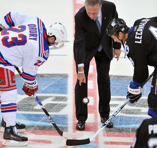 Premiér Mirek Topolánek vhazuje puk mezi Chrise Druryho z New York Rangers a Vincenta Lecavaliera z týmu Tampa Bay Lightning ped zahajovacím zápasem nové sezony NHL.