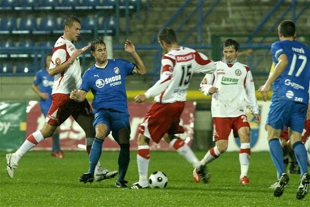 Fotbalista Mladé Boleslavi Mendy v boji o mí ped píbramským Plekem.