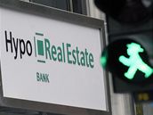 Německou hypoteční banku Hypo Real Estate zachrání vládní miliardy. Německou hypoteční banku Hypo Real Estate zachrání vládní miliardy.