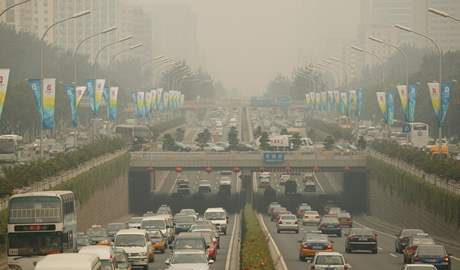 V souasné dob pibývá v pekingských ulicích tisíc aut denn.