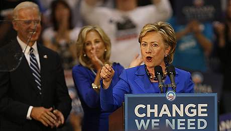 Hillary Clintonová vystoupila spolu se svým manelem na pedvolební shromádní Obamova viceprezidentského kandidáta Joe Bidena.