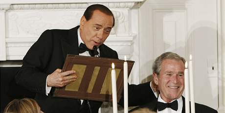 Berlusconi chtl obejmout Bushe, místo toho rozlomil enický pultík.