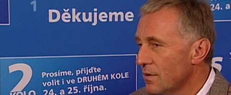 Premiér Mirek Topolánek v rozhovoru pro média. (18. íjna 2008)