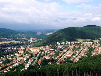 Tinov od vchodu, vpravo masiv Kvtnice