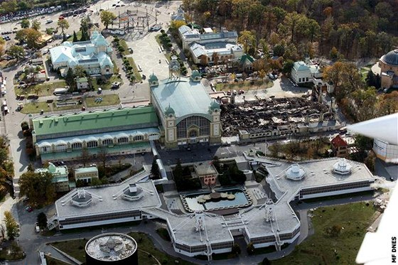 Levé kídlo Prmyslového paláce na Výstaviti zcela zniil poár (foto ze 17....