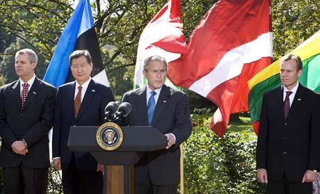 Prohláení George Bushe o zruení vízové povinnosti pihlíel také eský velvyslanec Petr Kolá (na fotografii zcela vlevo).