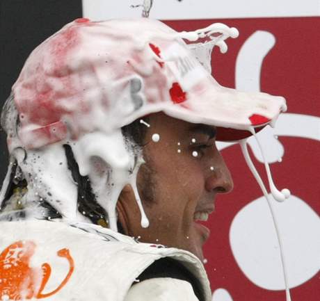 Fernando Alonso osprchovaný ampaským po vítzství ve Velké cen Japonska 