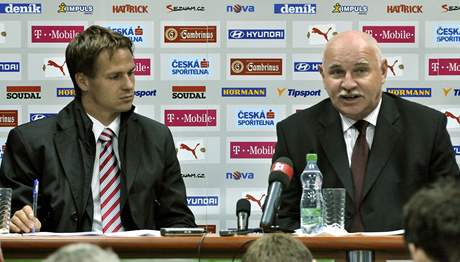 Pedseda fotbalového svazu Pavel Mokrý (vpravo), vedle nj pi tiskové konferenci sedí generální sekretá Rudolf epka.