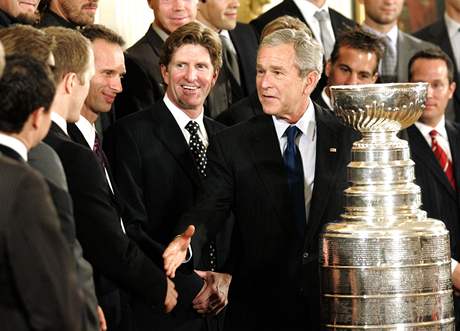 Americký prezident George Bush gratuluje hokejistm Detroitu ke Stanley Cupu.