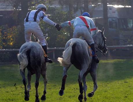 Velk pardubick: Marek Stromsk a Josef Barto v cli