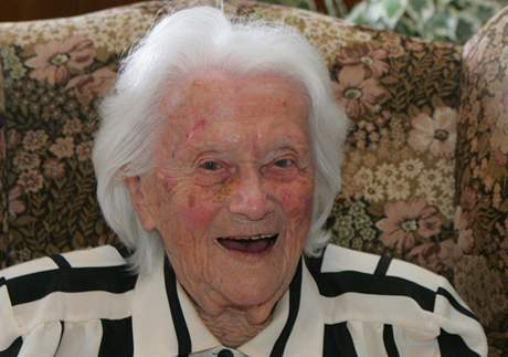 Paní Pokorná ani ve svých 108 letech neztratila o veejné dní zájem.