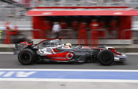 Lewis Hamilton s McLarenem pi tréninku GP Japonska F1 ve Fudi