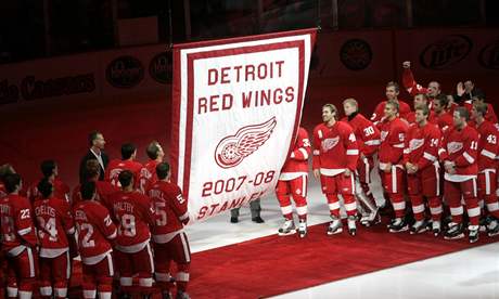 V Detroitu vyvsili vlajku vítz Stanley Cupu v sezon 2007 - 2008.