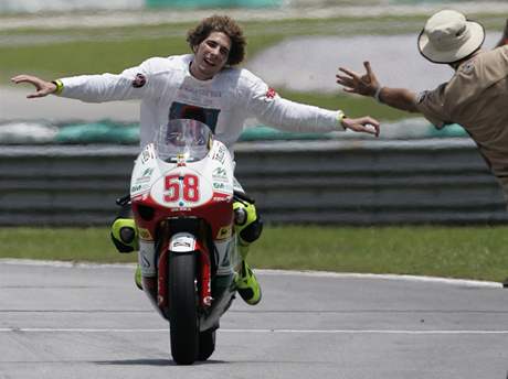 Marco Simoncelli slaví titul svtového ampiona.