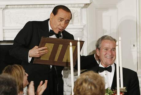 Berlusconi chtl obejmout Bushe, místo toho rozlomil enický pultík.