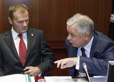 Polský premiér Donald Tusk (vlevo) se s prezidentem Kaczynskim nemohl dohodnout, kdo vyrazí na summit EU. Nakonec pijeli oba.