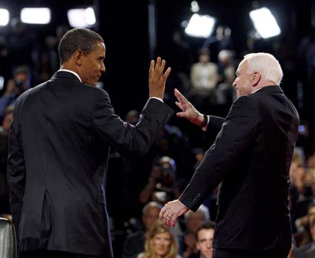 Barack Obama a John McCain se stetli ve svém tetím duelu ped televizními kamerami.