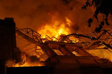 Levé kídlo Prmyslového paláce na Výstaviti se po poáru zítilo.