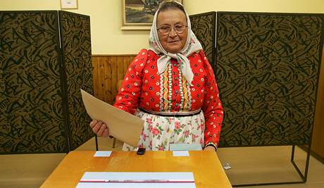 Anna Rojtov dorazila do volebn mstnosti v Mrkov na Domalicku v tradinm chodskmu kroji. (17.10.2008)