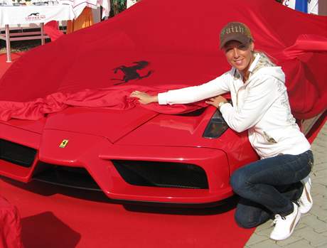 Zuzana Belohorcov obdivuje luxusn Ferrari 